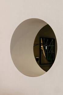 圆形窗洞下的室内景致