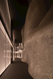 现代风格狭长室内走廊空间