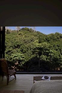 窗外绿意盎然的静谧空间