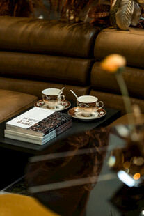 精致咖啡搭配书籍的惬意场景