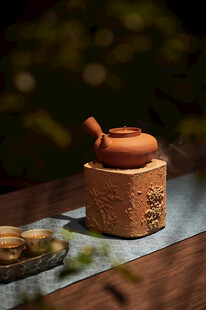 古朴陶制茶具置于桌案