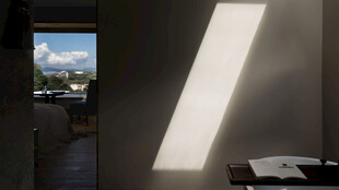 室内光影与窗外景致