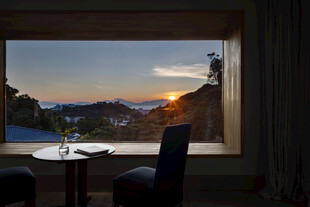 窗边赏日落的惬意时光