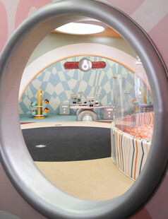 透过舷窗看复古风格室内景