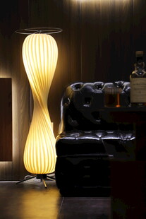 独特造型台灯搭配奢华沙发