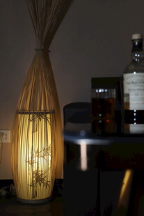 温馨室内的复古风落地灯