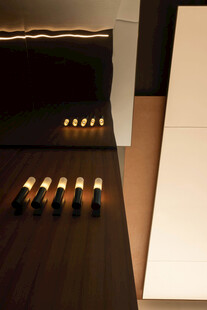 展示架上的多瓶精致酒瓶