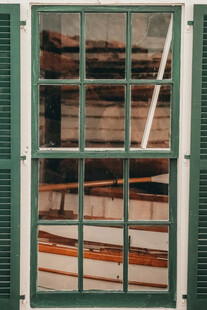 复古绿框窗户 尽显岁月质感