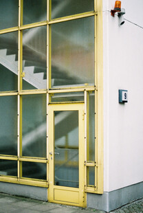 金色玻璃门建筑外观