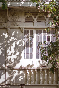 复古建筑的光影窗户景致