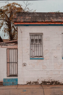 老旧白墙房屋外观一角