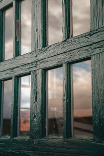 复古绿窗映出天空景色