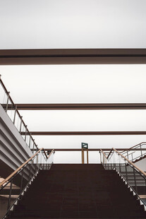 户外金属楼梯与栏杆景观