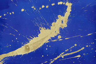 蓝色背景上的金色泼墨效果