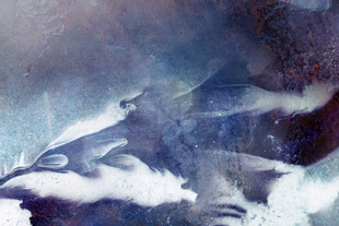 梦幻云海中的山峦轮廓