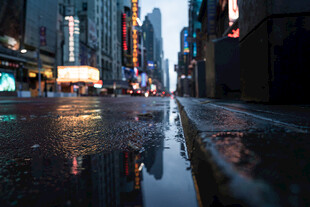 雨夜都市街道的迷人景象