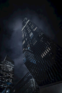 夜幕下的摩天大楼景观