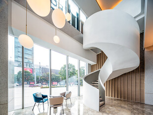 现代室内螺旋楼梯优雅空间