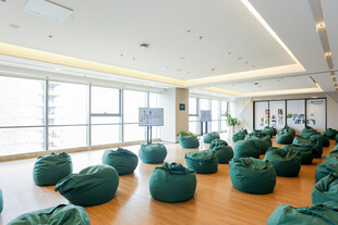 室内绿色豆袋椅休闲空间