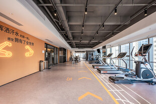 现代宽敞的室内健身房场景