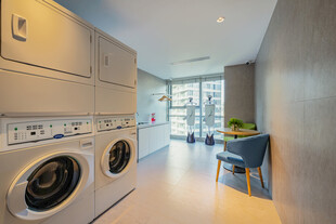 现代简约风家庭洗衣房空间