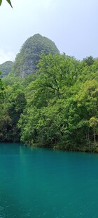 贵州黄果树青山绿水间的幽蓝湖水