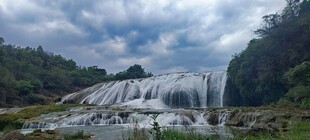 贵州黄果树小七壮观山间瀑布美景