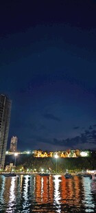 泰国曼城市夜景下的璀璨水面倒影