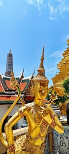 泰国曼泰国寺庙前的精美金色雕像