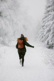 雪地独行的背包客