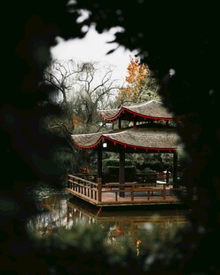 湖畔中式亭阁美景