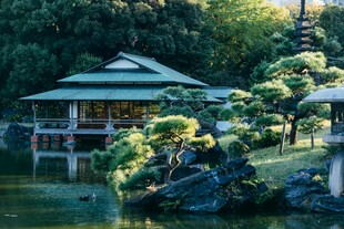 日式园林中的精致亭阁