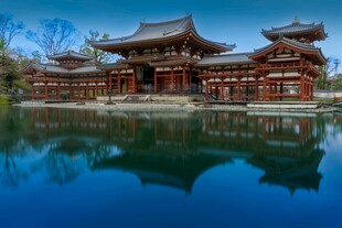 中式古典建筑映于湖面