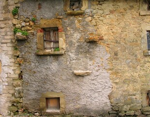 古老斑驳的石砌墙面