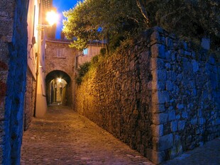 古老小巷夜景 静谧而迷人