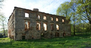 废弃古宅 隐于绿野之间