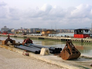 港口岸边的工程机械场景