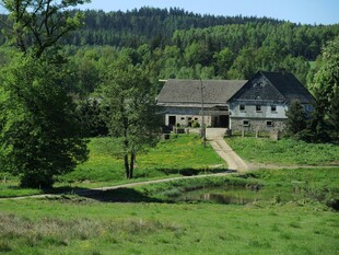 乡村田园中的温馨小屋