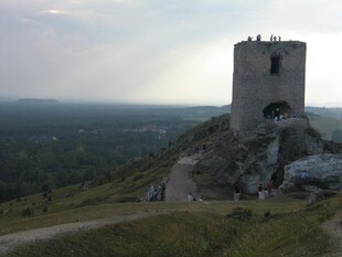 山顶古老石塔俯瞰全景