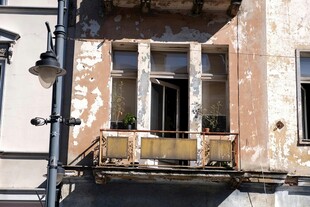 古老建筑的斑驳阳台