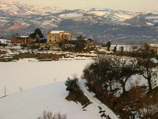冬日雪覆山村美景