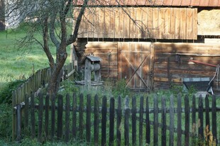 木屋旁的黑色栅栏景观