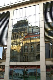 建筑在玻璃上的美丽倒影