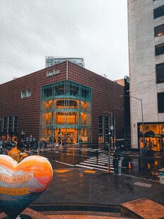 城市街头的多彩建筑景观