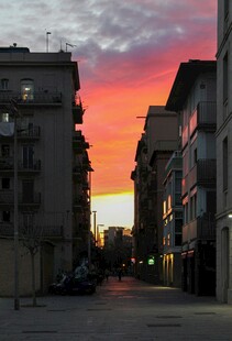 城市街道的绚丽黄昏景色