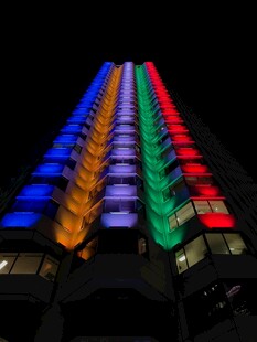 彩色灯光照亮高楼大厦