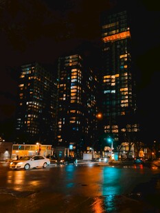 城市夜景璀璨灯光映水面