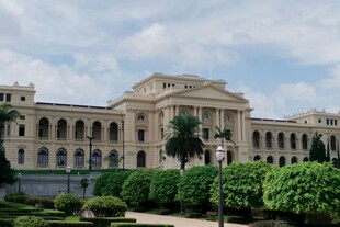 宏伟古典建筑与绿植景观