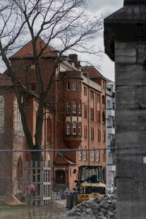 红砖建筑与周边景致