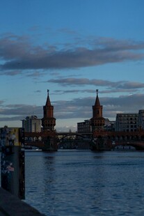 河畔双塔楼的黄昏美景